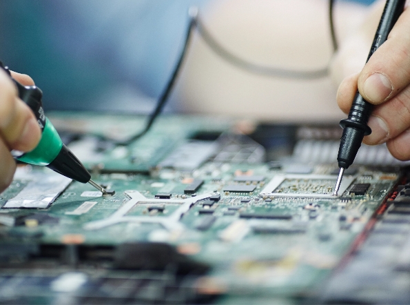 Elektronikus kártyák ellenőrzése és javítása a hibák, hibás mérések, áramütések és gyulladásveszélyek megelőzése érdekében az ipari termelésben.